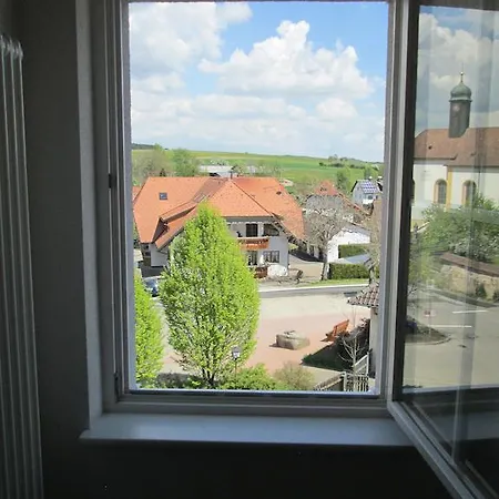 ゲストハウス Kreuz ユーリンゲン・ビルケンドルフ